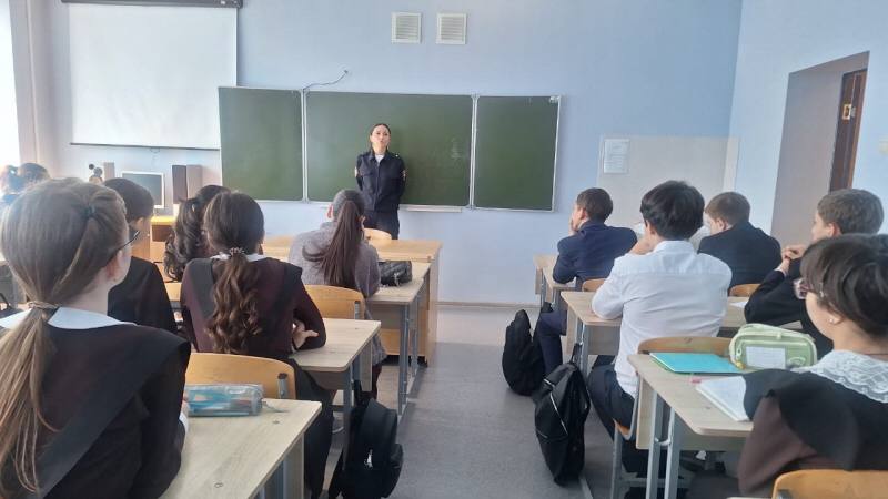 Инспекторы ПДН отдела полиции №3 УМВД Владикавказа совместно с сотрудниками УКОН и другими профильными специалистами провели со школьниками профилактические беседы о вреде наркотиков