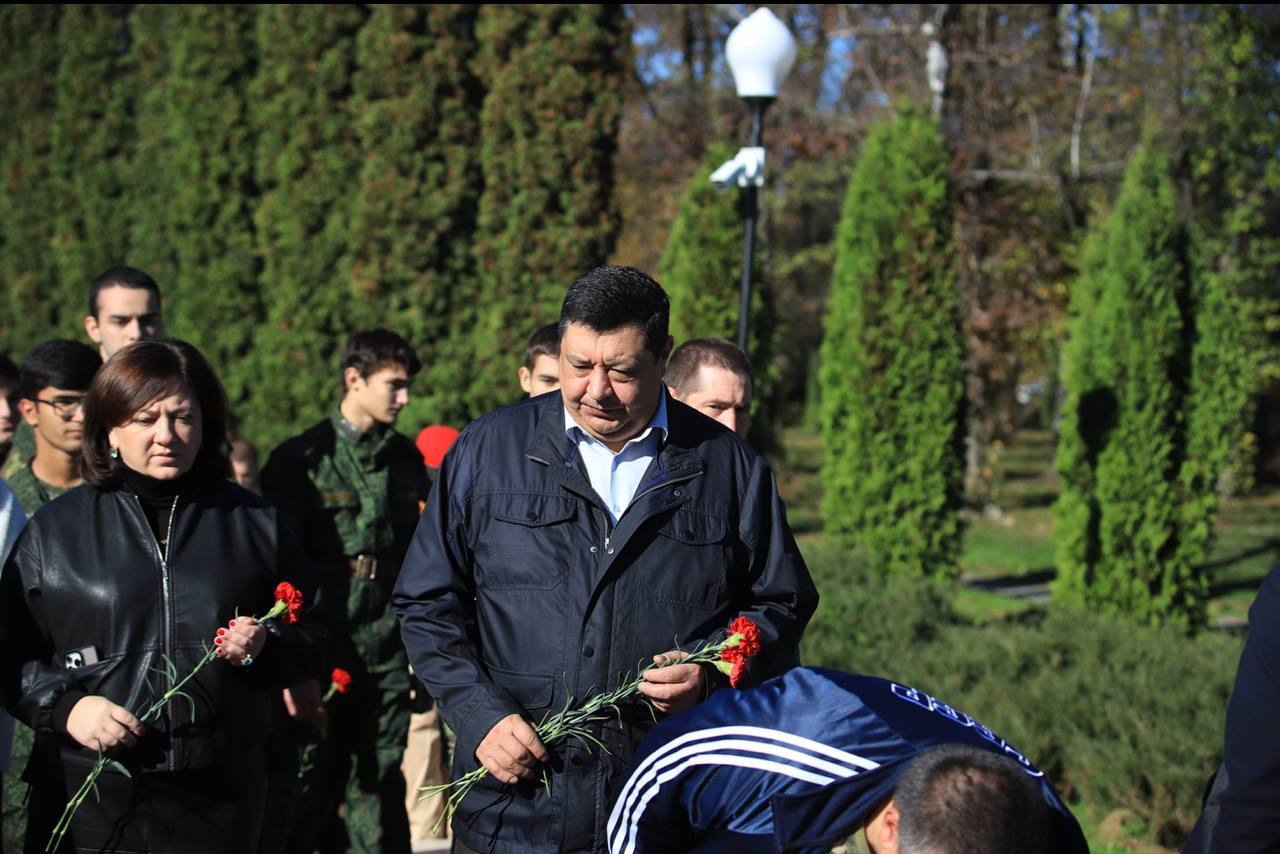 Владикавказ помнит. Сегодня на Аллее Славы прошли траурные мероприятия, посвящённые памяти трагических событий осени 1992 года Владикавказ помнит. Сегодня на Аллее Славы прошли траурные мероприятия, посвящённые памяти трагических событий осени 1992 года