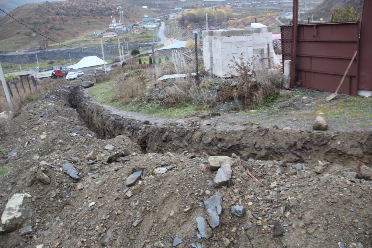 Комнаследия остановил земляные работы на территории архитектурного комплекса в Зарамаге