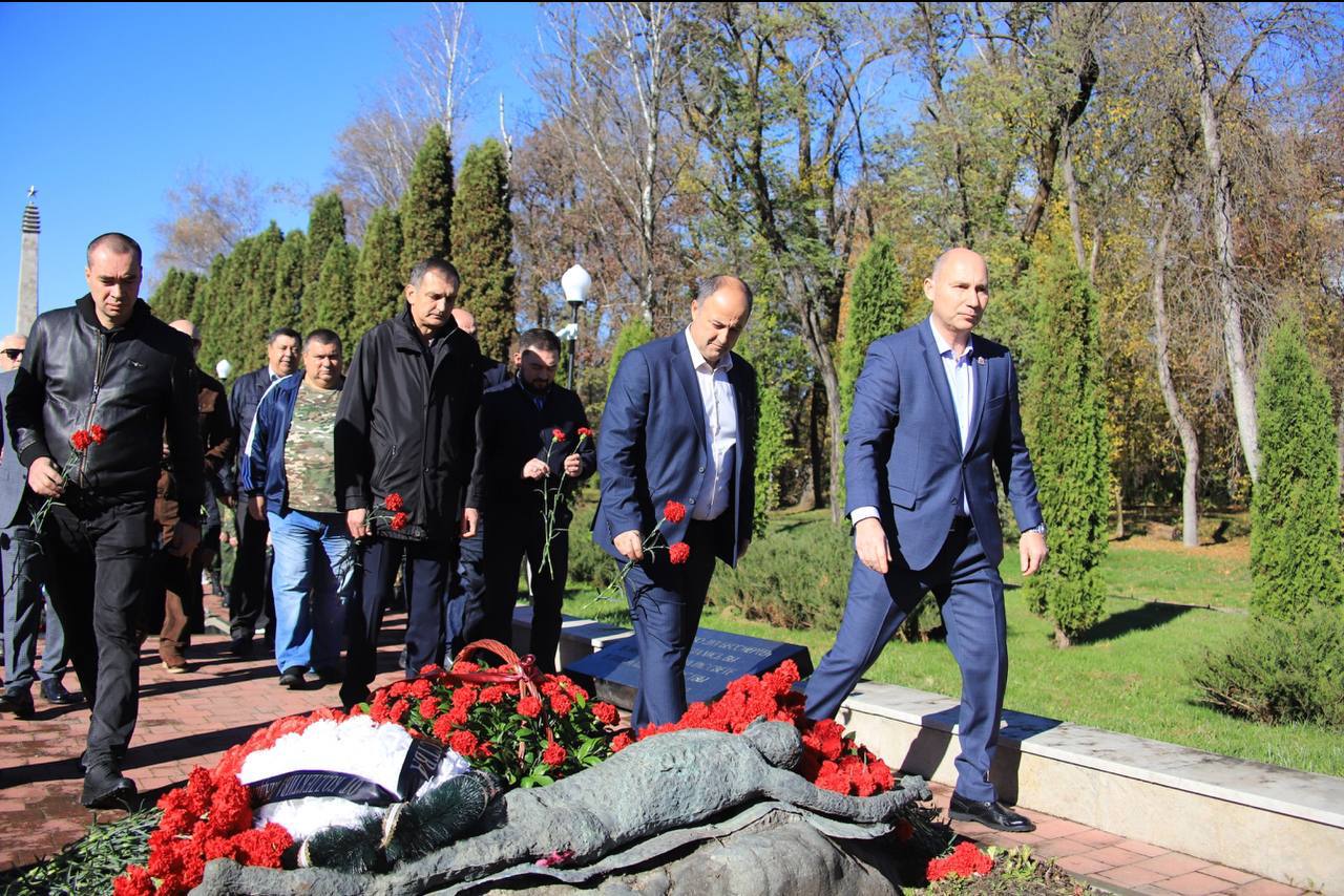 Владикавказ помнит. Сегодня на Аллее Славы прошли траурные мероприятия, посвящённые памяти трагических событий осени 1992 года Владикавказ помнит. Сегодня на Аллее Славы прошли траурные мероприятия, посвящённые памяти трагических событий осени 1992 года