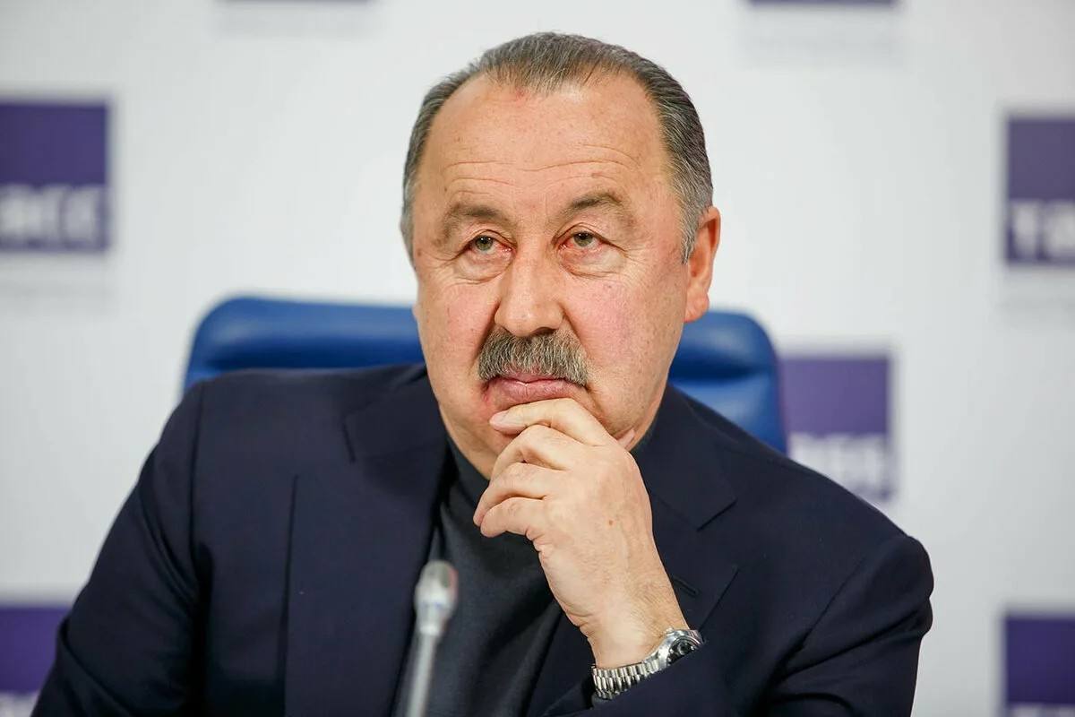 Экс-главный тренер национальной команды Валерий Газзаев заявил РИА Новости, что в стране появилось немало молодых игроков и надо предоставлять им шансы для дальнейшего развития, поскольку они являются будущим российского...