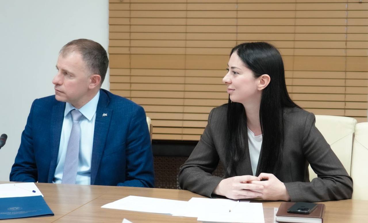 Председатель Правительства РСО – Алания Борис Джанаев провел рабочее совещание, посвященное развитию регионального издательства «Ир» и печатных средств массовой информации республики Председатель Правительства РСО – Алания Борис Джанаев провел рабочее совещание, посвященное развитию регионального издательства «Ир» и печатных средств массовой информации республики