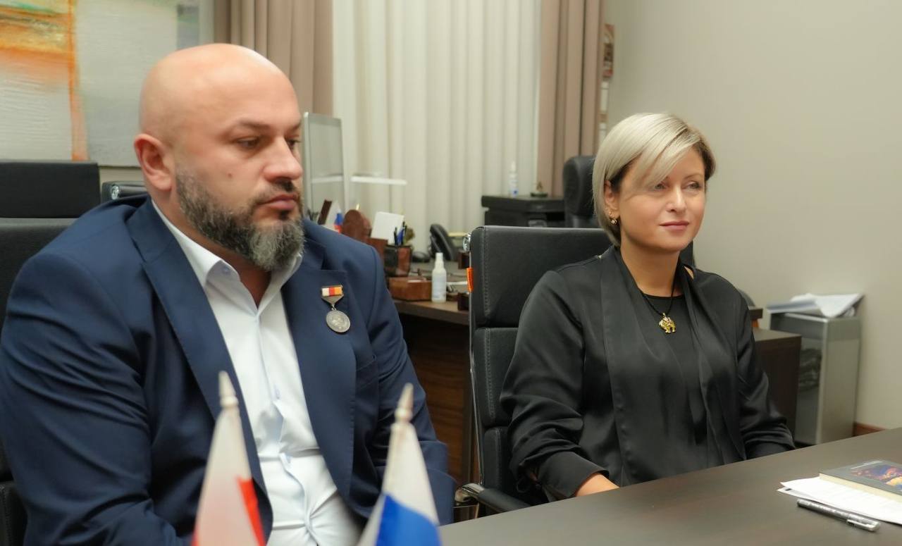 Руководитель Администрации Главы и Правительства РСО – Алания Ибрагим Гобеев встретился с представителями федерального управленческого кадрового резерва образования Российской Федерации из Северной Осетии, которые рассказали... Руководитель Администрации Главы и Правительства РСО – Алания Ибрагим Гобеев встретился с представителями федерального управленческого кадрового резерва образования Российской Федерации из Северной Осетии, которые рассказали...