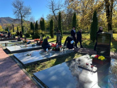 На мемориальном кладбище-пантеоне «Аллея Славы» почтили память жертв осетино-ингушского конфликта 1992 года