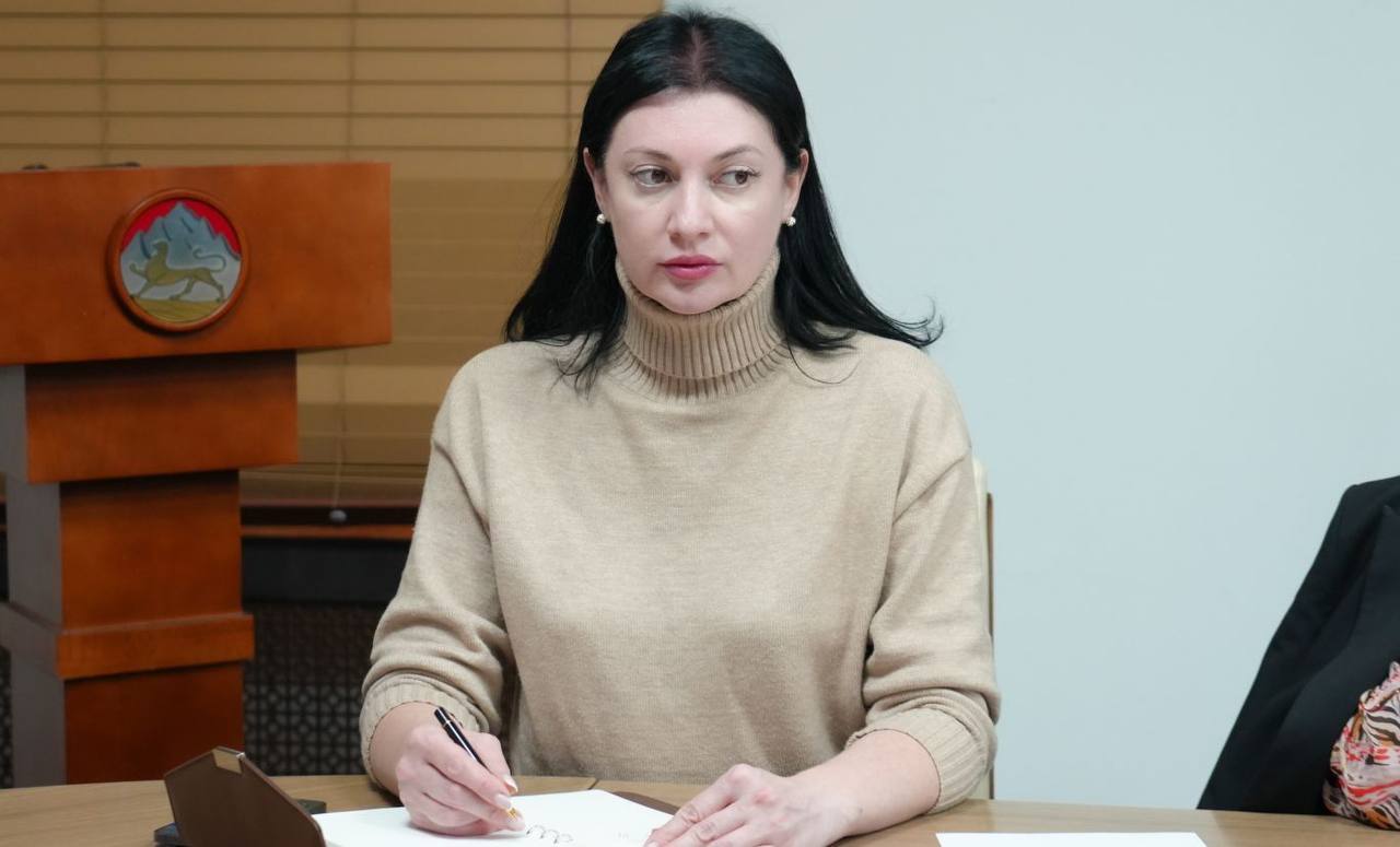 Председатель Правительства РСО – Алания Борис Джанаев провел рабочее совещание, посвященное развитию регионального издательства «Ир» и печатных средств массовой информации республики Председатель Правительства РСО – Алания Борис Джанаев провел рабочее совещание, посвященное развитию регионального издательства «Ир» и печатных средств массовой информации республики