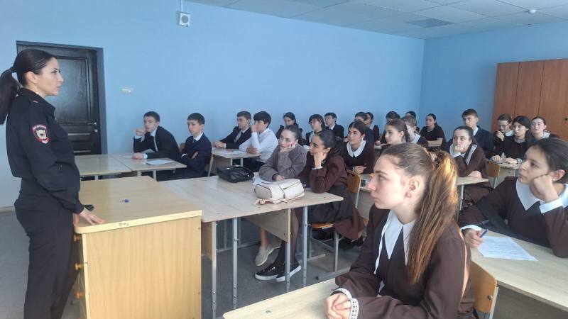 Инспекторы ПДН отдела полиции №3 УМВД Владикавказа совместно с сотрудниками УКОН и другими профильными специалистами провели со школьниками профилактические беседы о вреде наркотиков Инспекторы ПДН отдела полиции №3 УМВД Владикавказа совместно с сотрудниками УКОН и другими профильными специалистами провели со школьниками профилактические беседы о вреде наркотиков