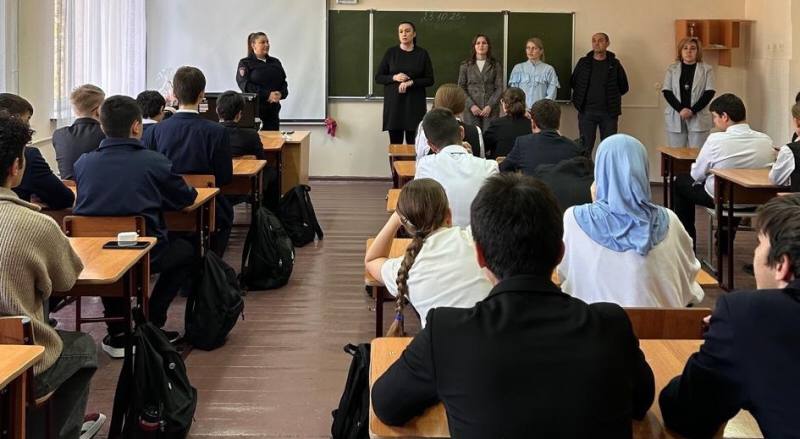 Инспекторы ПДН отдела полиции №3 УМВД Владикавказа совместно с сотрудниками УКОН и другими профильными специалистами провели со школьниками профилактические беседы о вреде наркотиков Инспекторы ПДН отдела полиции №3 УМВД Владикавказа совместно с сотрудниками УКОН и другими профильными специалистами провели со школьниками профилактические беседы о вреде наркотиков