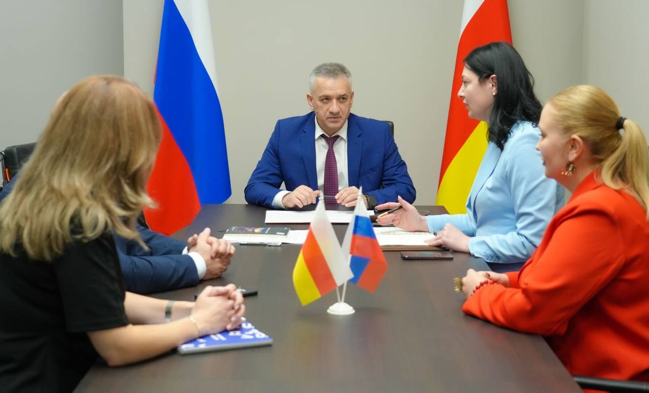 Руководитель Администрации Главы и Правительства РСО – Алания Ибрагим Гобеев встретился с представителями федерального управленческого кадрового резерва образования Российской Федерации из Северной Осетии, которые рассказали...