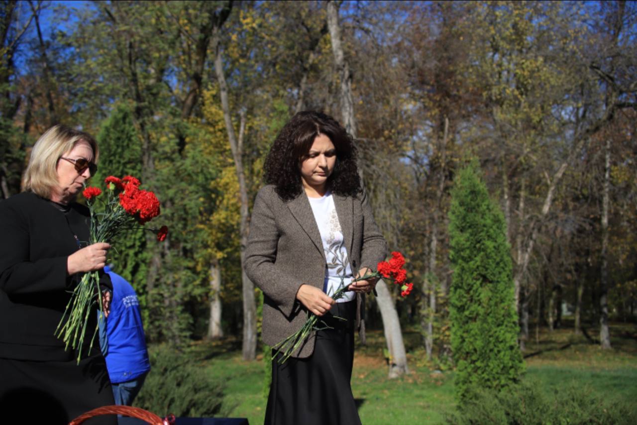 Владикавказ помнит. Сегодня на Аллее Славы прошли траурные мероприятия, посвящённые памяти трагических событий осени 1992 года Владикавказ помнит. Сегодня на Аллее Славы прошли траурные мероприятия, посвящённые памяти трагических событий осени 1992 года