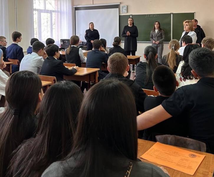 Инспекторы ПДН отдела полиции №3 УМВД Владикавказа совместно с сотрудниками УКОН и другими профильными специалистами провели со школьниками профилактические беседы о вреде наркотиков Инспекторы ПДН отдела полиции №3 УМВД Владикавказа совместно с сотрудниками УКОН и другими профильными специалистами провели со школьниками профилактические беседы о вреде наркотиков