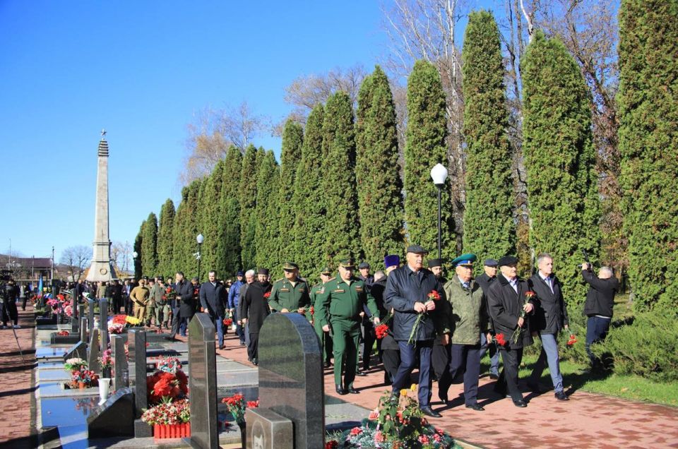Владикавказ помнит. Сегодня на Аллее Славы прошли траурные мероприятия, посвящённые памяти трагических событий осени 1992 года
