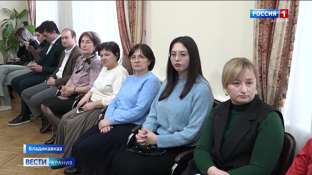 Элла Алибекова вручила сертификаты участникам программы «Земский учитель»