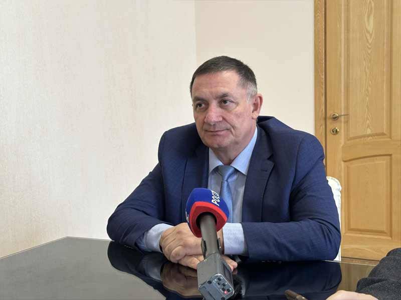 ИЗ СВЕЖЕГО НОМЕРА. Сроки, маршруты и ожидаемые результаты Председатель Комитета дорожного хозяйства Северной Осетии Тариэль Солиев провел пресс-конференцию