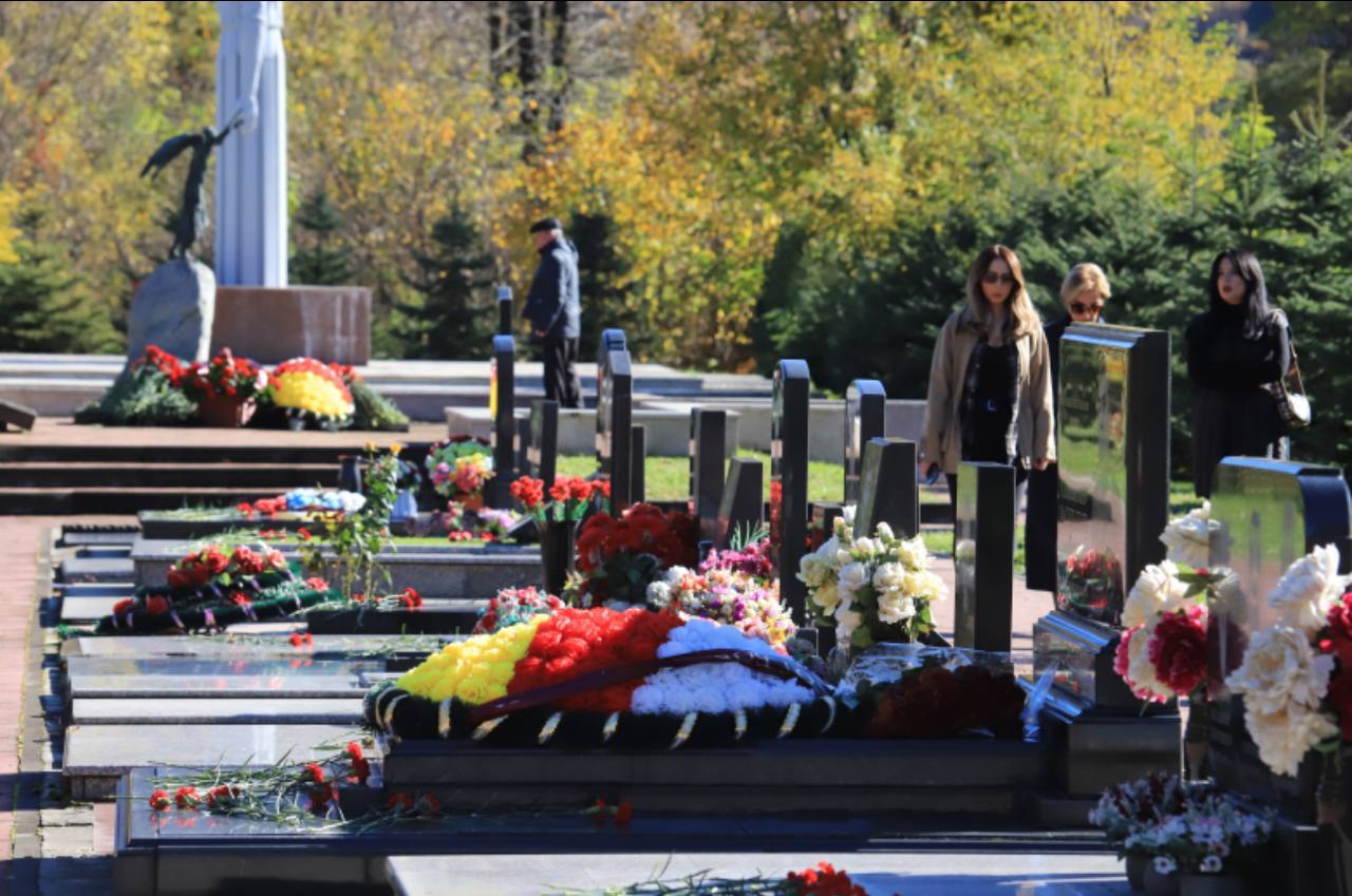 Владикавказ помнит. Сегодня на Аллее Славы прошли траурные мероприятия, посвящённые памяти трагических событий осени 1992 года Владикавказ помнит. Сегодня на Аллее Славы прошли траурные мероприятия, посвящённые памяти трагических событий осени 1992 года