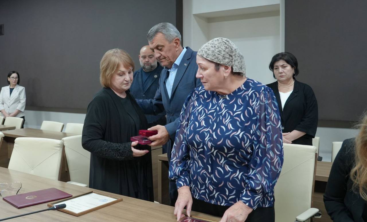 Глава РСО – Алания Сергей Меняйло передал государственные награды родным военнослужащих, погибших при выполнении боевых задач в зоне проведения специальной военной операции