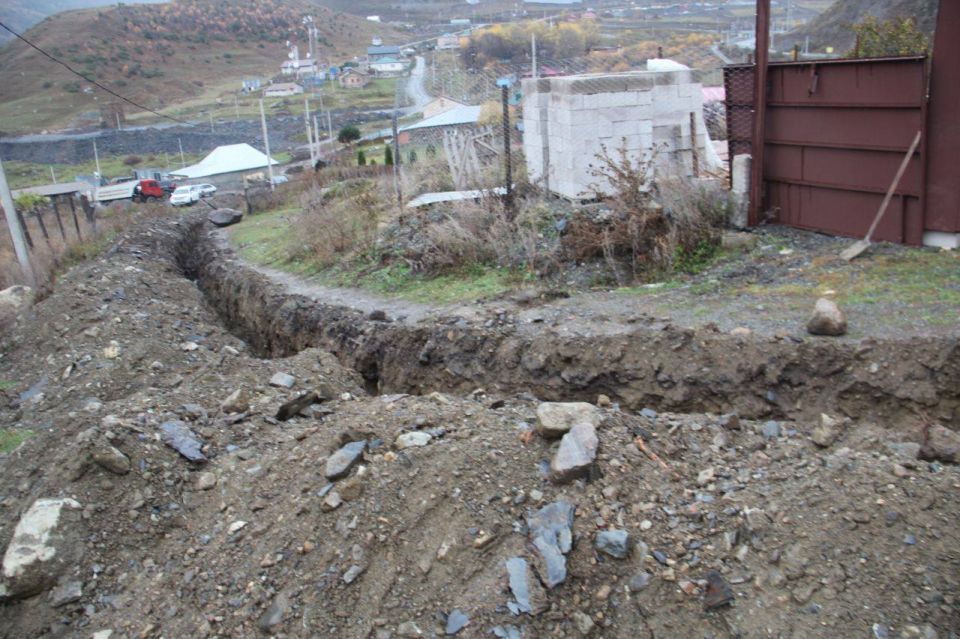 Грубые нарушения закона выявили при проведении земляных работ на территории архитектурного комплекса в селении Верхний Зарамаг, сообщает пресс-служба комитета по охране культурного наследия