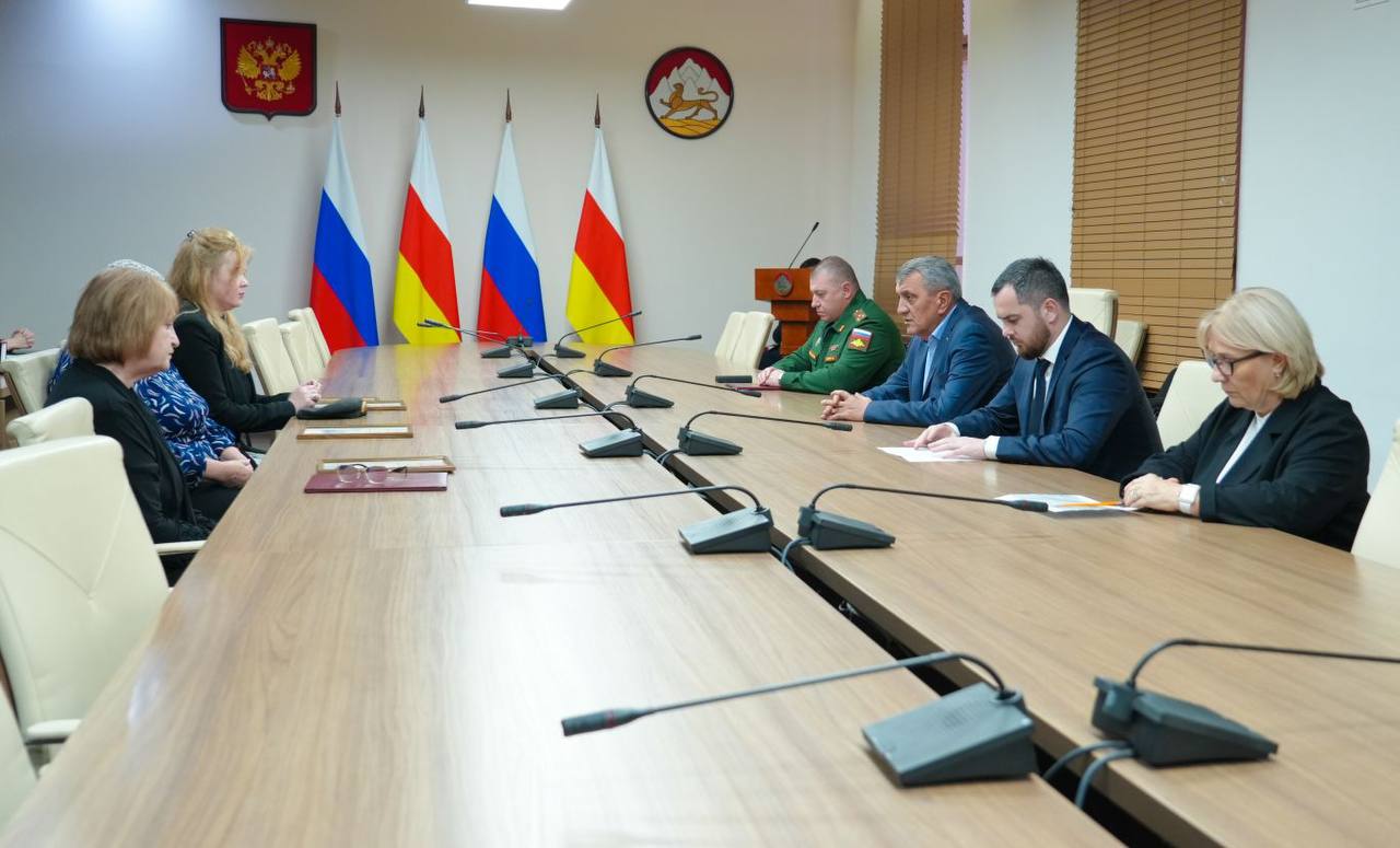 Глава РСО – Алания Сергей Меняйло передал государственные награды родным военнослужащих, погибших при выполнении боевых задач в зоне проведения специальной военной операции Глава РСО – Алания Сергей Меняйло передал государственные награды родным военнослужащих, погибших при выполнении боевых задач в зоне проведения специальной военной операции