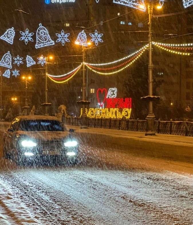 За езду на летней резине зимой россиянам грозят штрафы в размере 500 рублей, пишет ТАСС