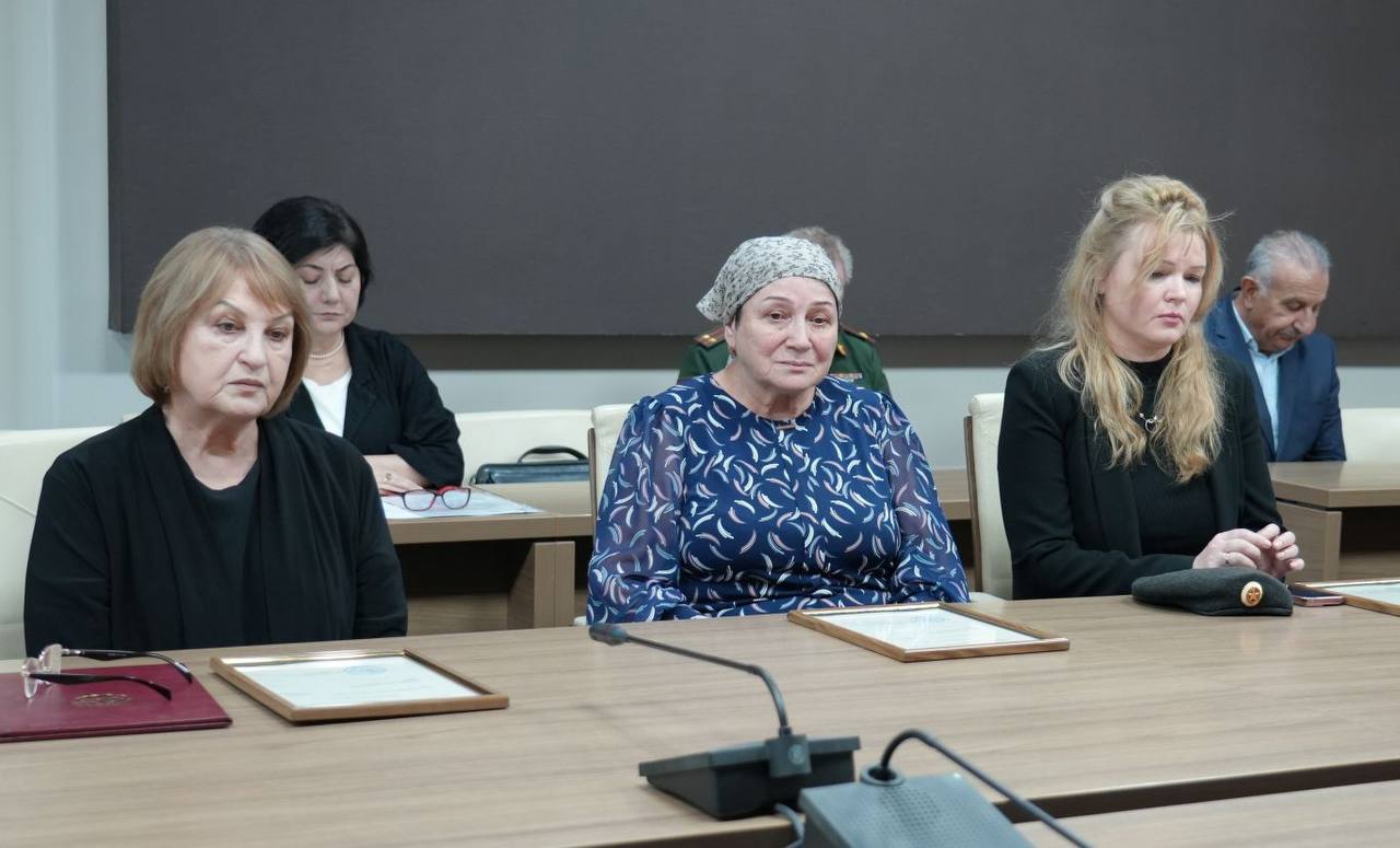 Глава РСО – Алания Сергей Меняйло передал государственные награды родным военнослужащих, погибших при выполнении боевых задач в зоне проведения специальной военной операции Глава РСО – Алания Сергей Меняйло передал государственные награды родным военнослужащих, погибших при выполнении боевых задач в зоне проведения специальной военной операции