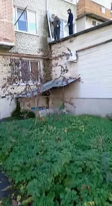 Работники ВМБУ "Домоуправление" провели ремонт водоотводной системы в многоквартирном доме по ул. Павленко, 71. Они оперативно откликнулась на сигнал и восстановила поврежденные участки наружного водостока