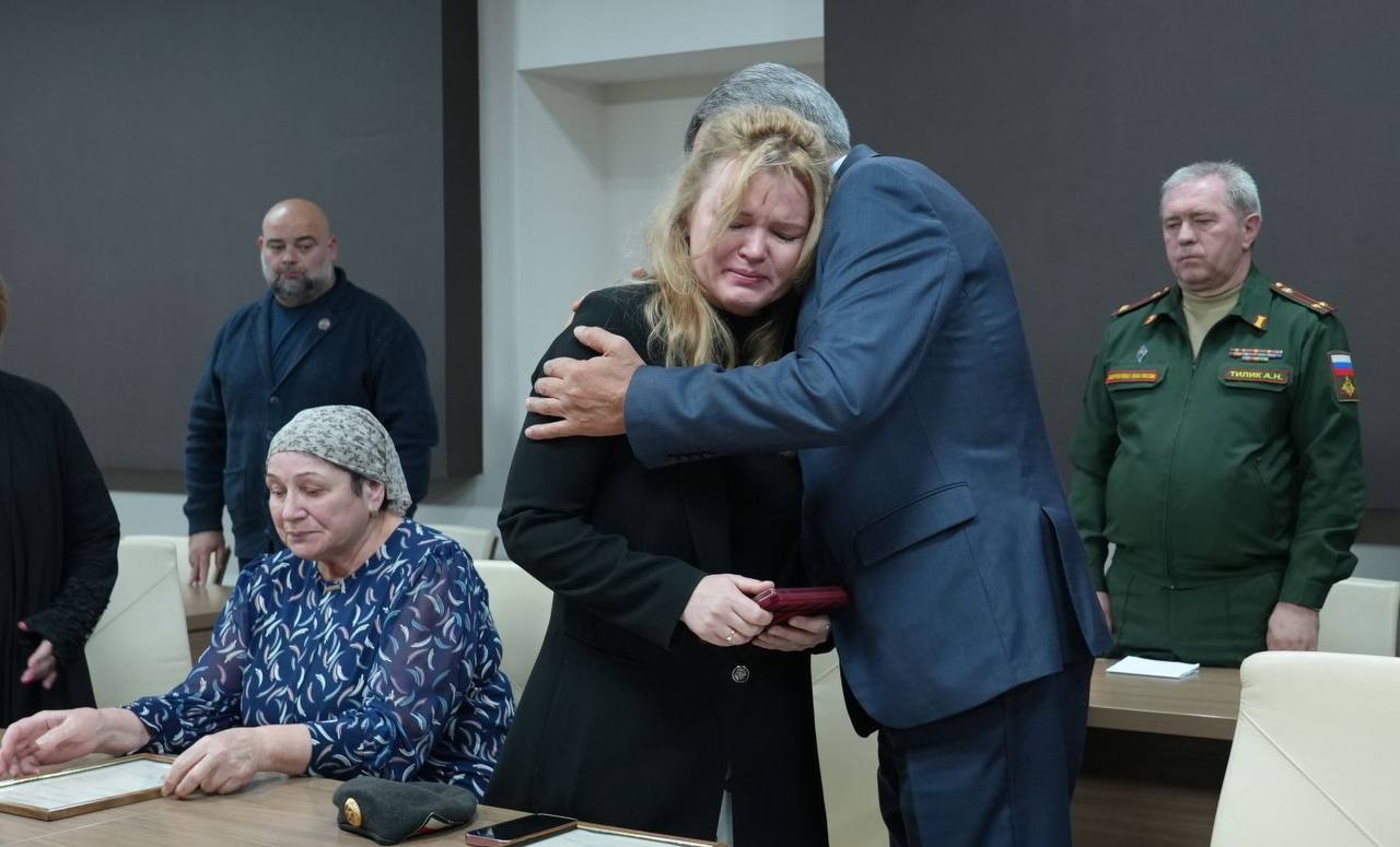 Глава РСО – Алания Сергей Меняйло передал государственные награды родным военнослужащих, погибших при выполнении боевых задач в зоне проведения специальной военной операции Глава РСО – Алания Сергей Меняйло передал государственные награды родным военнослужащих, погибших при выполнении боевых задач в зоне проведения специальной военной операции