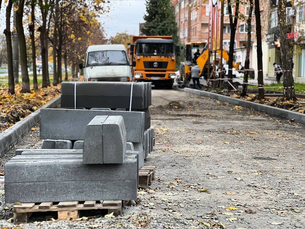 Во Владикавказе приступили к благоустройству участка дороги-дублера на улице Дзусова Во Владикавказе приступили к благоустройству участка дороги-дублера на улице Дзусова