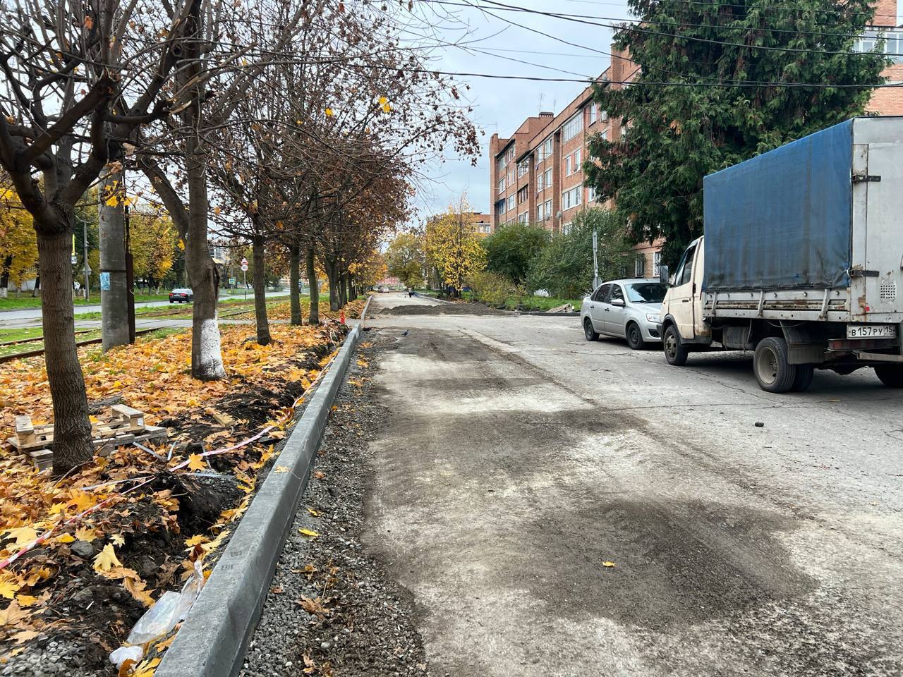 Во Владикавказе приступили к благоустройству участка дороги-дублера на улице Дзусова Во Владикавказе приступили к благоустройству участка дороги-дублера на улице Дзусова