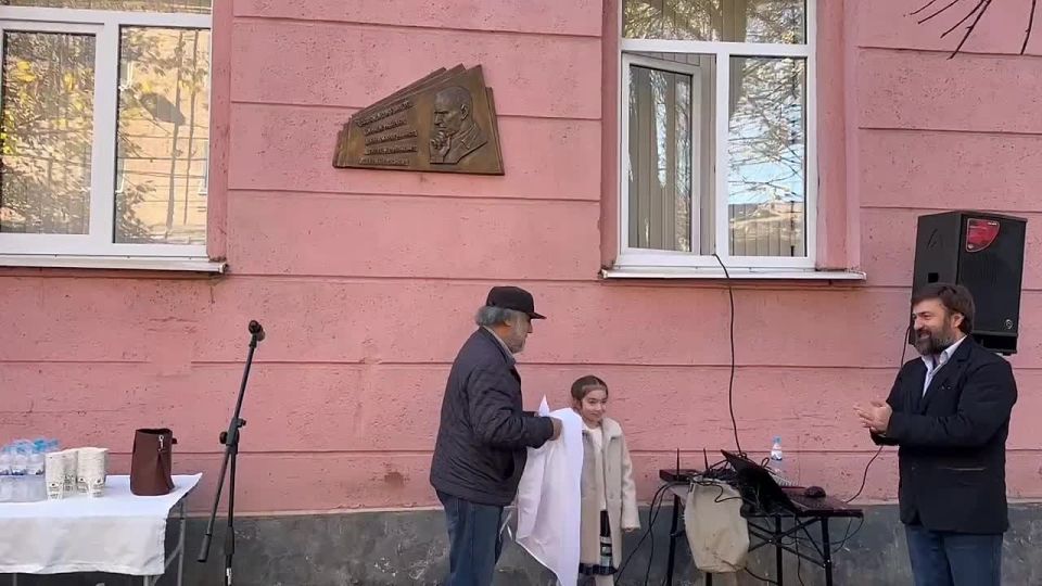 Во Владикавказе открыли памятную доску в честь писателя Германа Гудиева