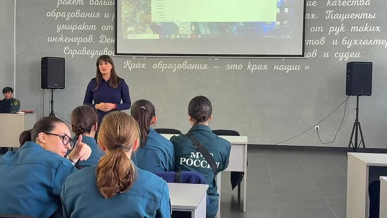 Во Владикавказе сотрудники Госавтоинспекции провели важную лекцию по правилам дорожного движения для студентов Владикавказского ордена Дружбы народов политехнического техникума и его филиала