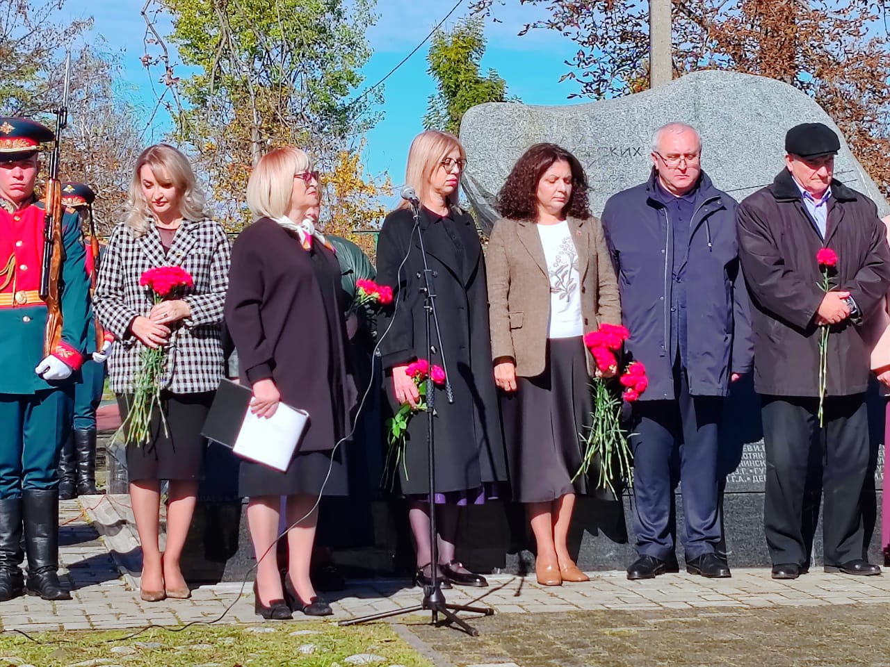 Память скорби и печали. Во Владикавказе на мемориальном комплексе «Камень слез», расположенном на пересечении улиц генерала Плиева и Тургеневской, состоялась традиционная акция памяти безвинно убиенных жертв политических...