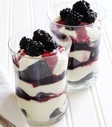 Нежный сливочный мусс с ежевикой