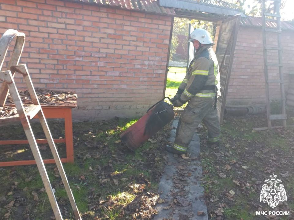 В Беслане пожарные МЧС предотвратили взрыв газового баллона в жилом доме