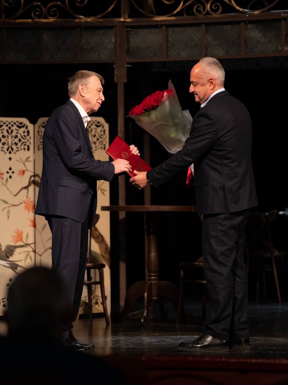 Безгранично преданный избранному делу, любящий театр и своих артистов Владимир Уваров празднует 75-летие Безгранично преданный избранному делу, любящий театр и своих артистов Владимир Уваров празднует 75-летие