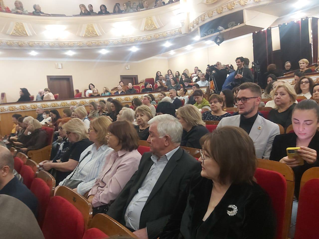 В Академическом  русском  театре  им.Е.Вахтангова  начался юбилейный вечер, посвященный юбилею художественного  руководителя театра, Народного артиста РФ Владимира  Уварова В Академическом  русском  театре  им.Е.Вахтангова  начался юбилейный вечер, посвященный юбилею художественного  руководителя театра, Народного артиста РФ Владимира  Уварова