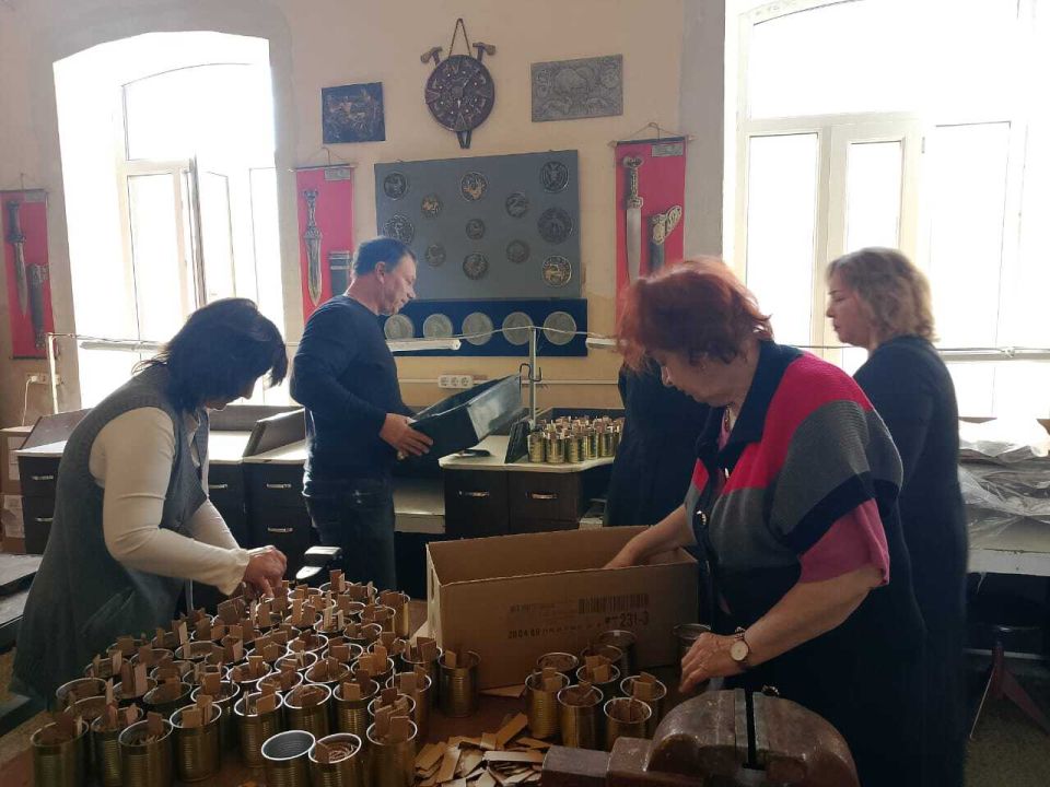 Коллектив Художественного училища имени Азанбека Джанаева изготовил около 300 окопных свечей для отправки на передовую