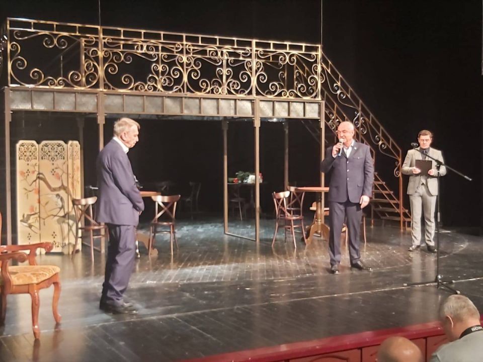 Торжественный бенефис народного артиста РФ Владимира Уварова посетили Председатель Парламента РСО-А Таймураз Тускаев, Президент республики в 1998-2005 гг. Александр Дзасохов, экс-глава республики Вячеслав Битаров