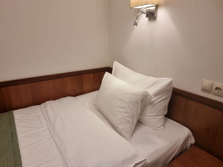 Почему утром нельзя сразу заправлять кровать? Мнение докторов, которое перевернет ваш быт