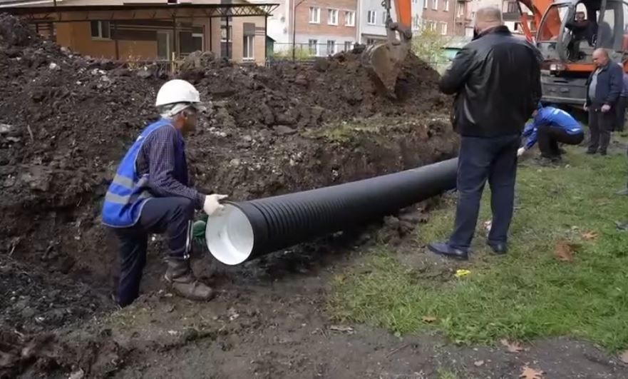 На ул. Павла Тедеева в Октябрьском меняют сети водоотведения