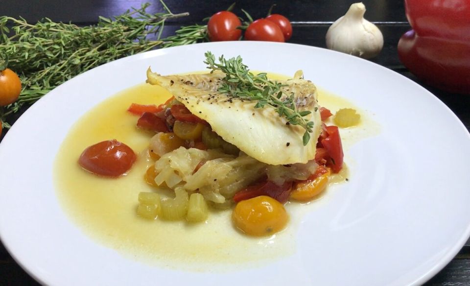 Здоровая и вкусная рыба: как приготовить треску на овощной подушке