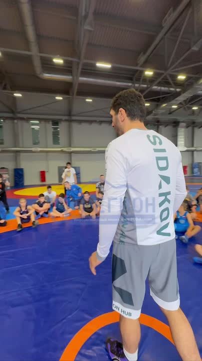 Олимпийский чемпион по вольной борьбе и амбассадор природной воды «ТБАУ» Заурбек Сидаков проводит открытый мастер-класс для юных борцов и поклонников спорта