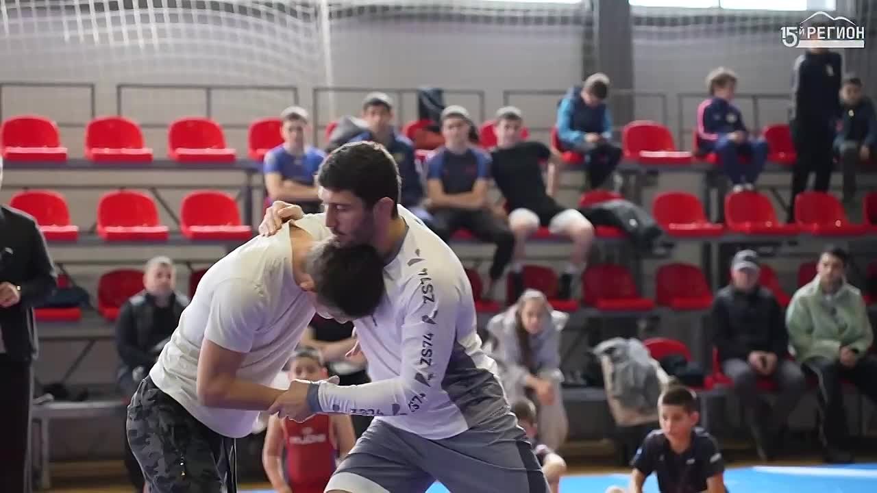 Встреча с чемпионом. В Центре спортивной подготовки прошёл открытый мастер-класс олимпийского чемпиона по вольной борьбе Заурбека Сидакова