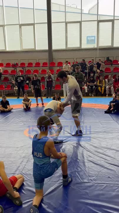 Заурбек Сидаков проводит схватки с юными борцами на мастер - классе