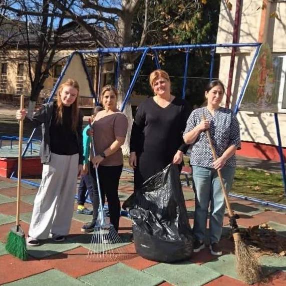 В преддверии Дня народного единства во всех детских садах Владикавказа прошли субботники В преддверии Дня народного единства во всех детских садах Владикавказа прошли субботники