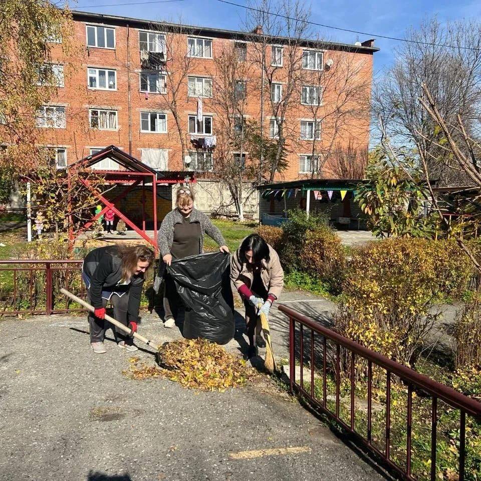 В преддверии Дня народного единства во всех детских садах Владикавказа прошли субботники В преддверии Дня народного единства во всех детских садах Владикавказа прошли субботники