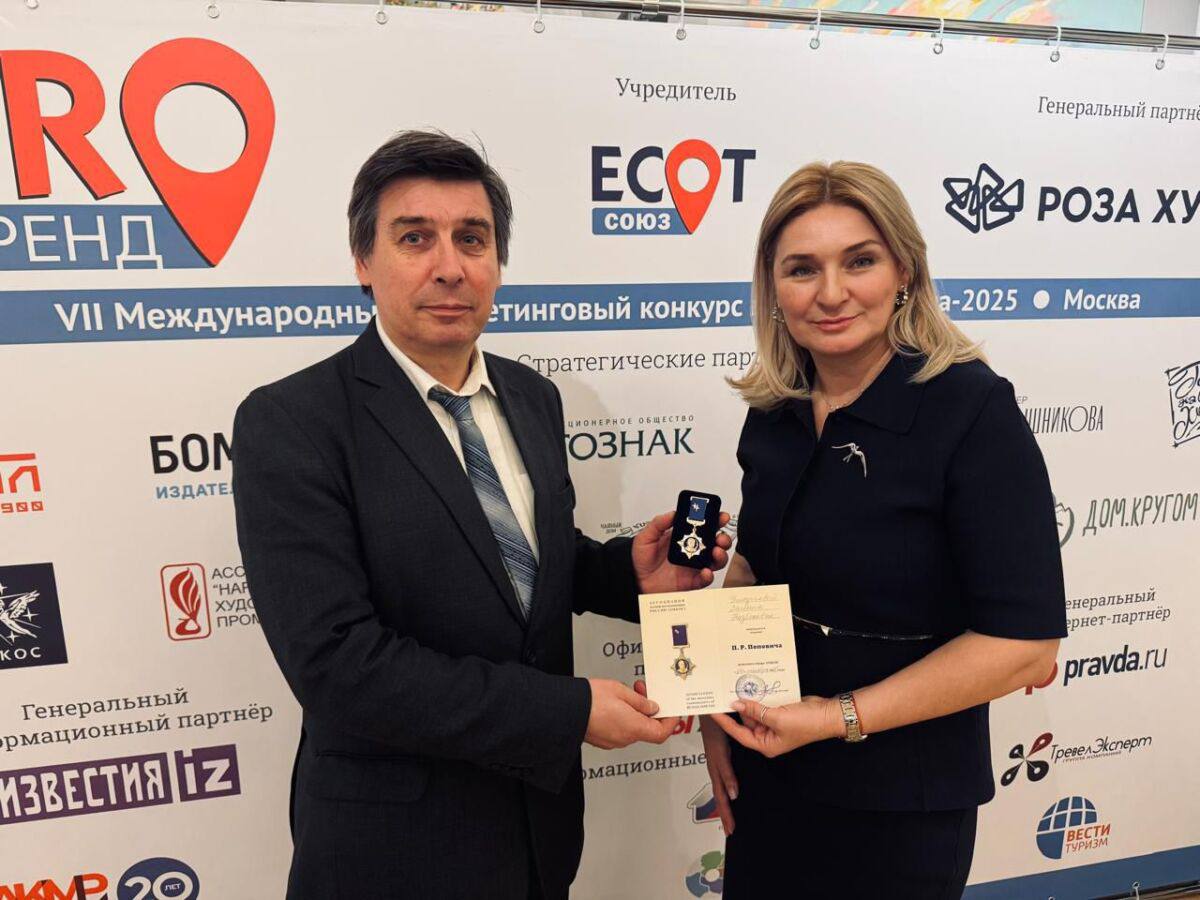 Директор Школы космонавтики имени Руслана Комаева Залина Чельдиева награждена медалью имени Павла Поповича, учреждённой Ассоциацией музеев космонавтики России