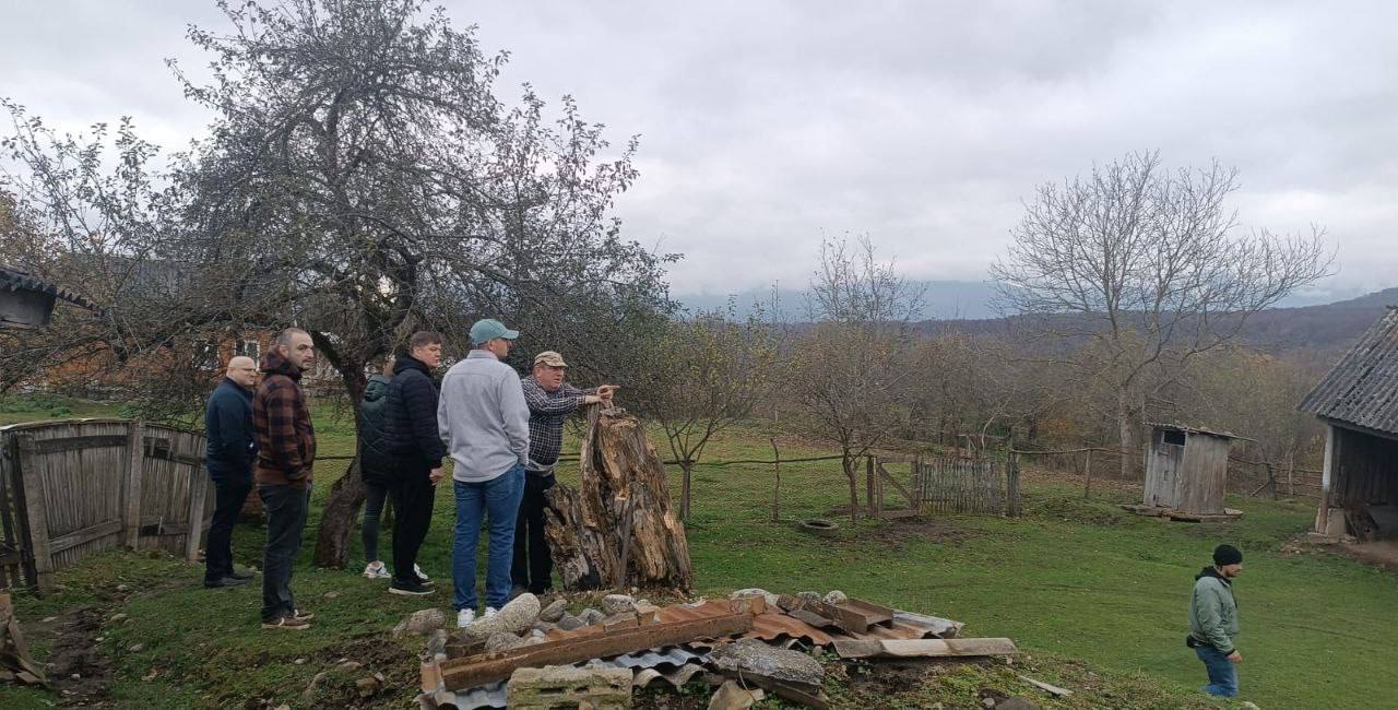 Состояние домов в селении Ахсарисар, расположенных в оползневой зоне, оценила совместная комиссия министерств строительства РФ и Северной Осетии Состояние домов в селении Ахсарисар, расположенных в оползневой зоне, оценила совместная комиссия министерств строительства РФ и Северной Осетии