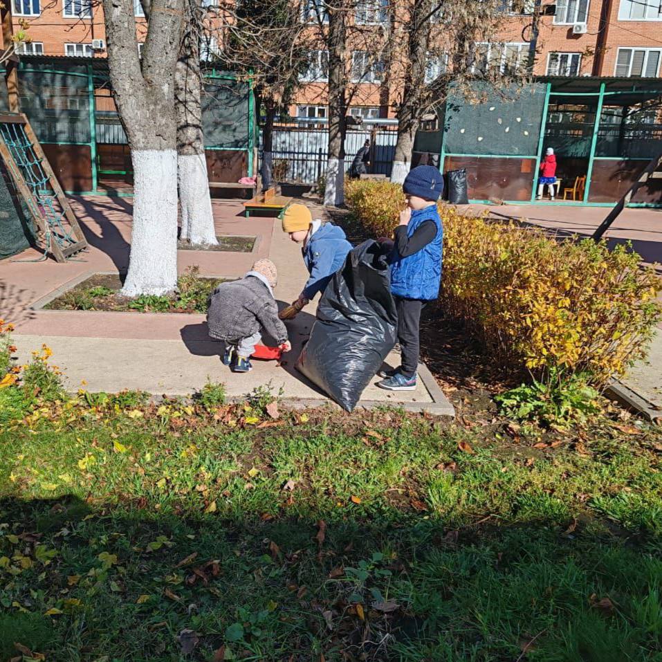В преддверии Дня народного единства во всех детских садах Владикавказа прошли субботники В преддверии Дня народного единства во всех детских садах Владикавказа прошли субботники