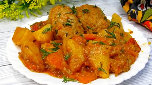 Легкий и быстрый обед: как приготовить котлеты в ароматном овощном соусе