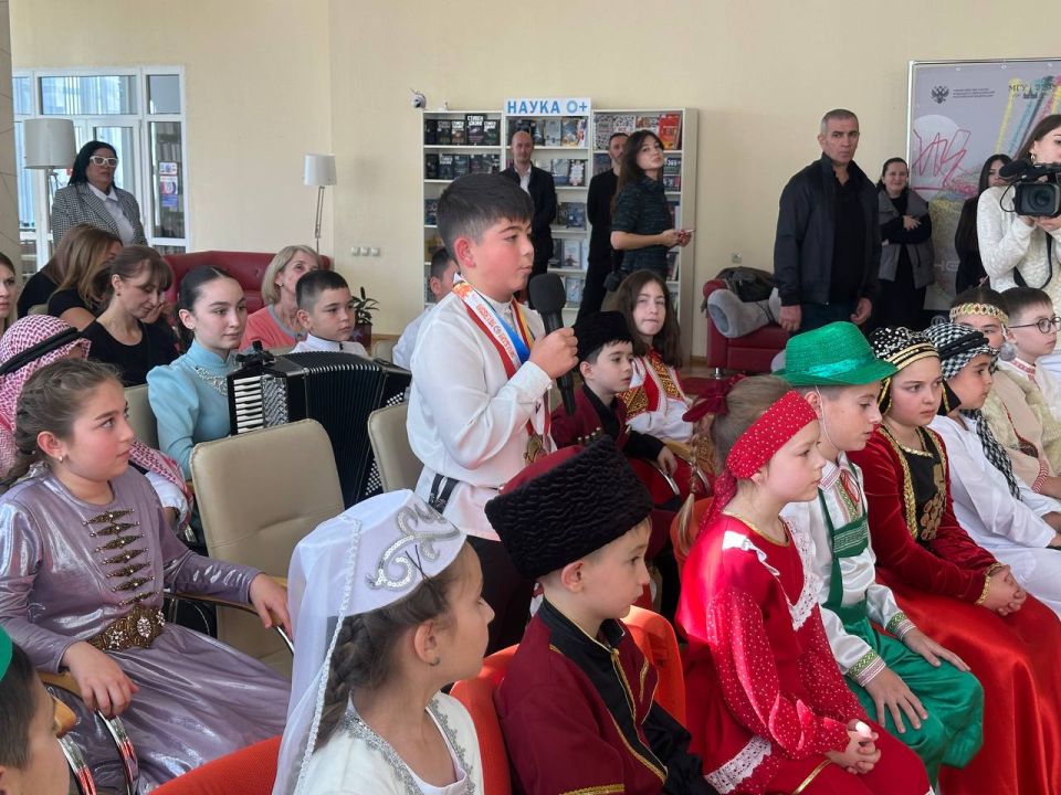 В Национальной научной библиотеке в честь Дня народного единства прошла традиционная встреча главы республики с детьми - участниками патриотического клуба «Родина» В Национальной научной библиотеке в честь Дня народного единства прошла традиционная встреча главы республики с детьми - участниками патриотического клуба «Родина»