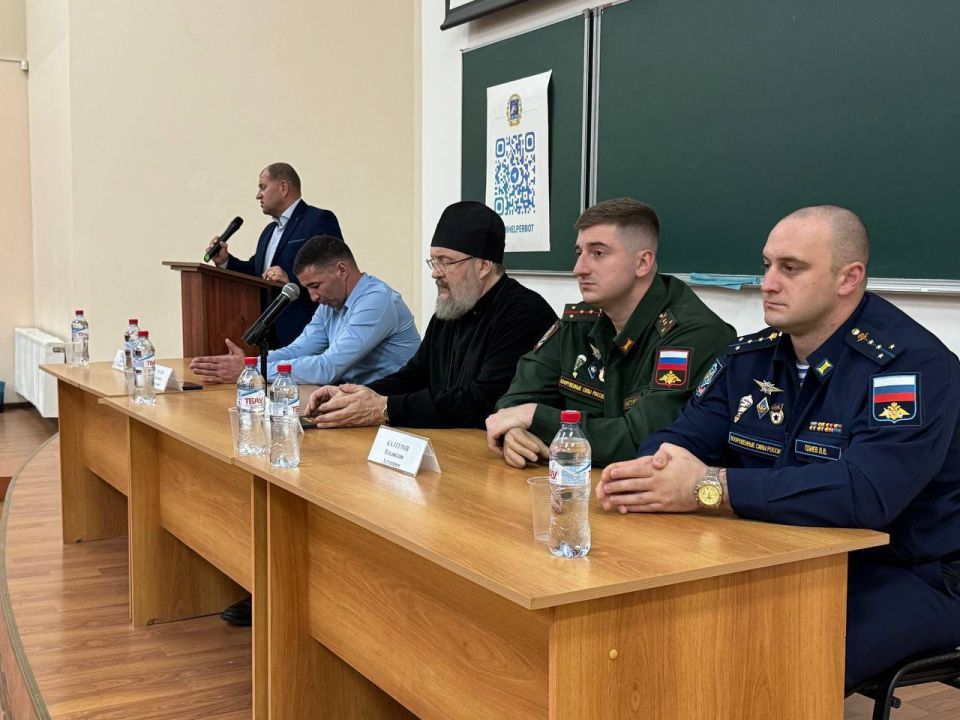 В Северо-Кавказском горно-металлургическом институте прошла встреча студентов с военным священником и ветеранами СВО В Северо-Кавказском горно-металлургическом институте прошла встреча студентов с военным священником и ветеранами СВО